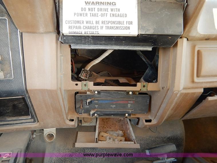 image for item I5235 1993 Ford F700 dump truck