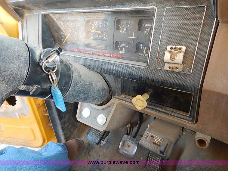 image for item I5235 1993 Ford F700 dump truck