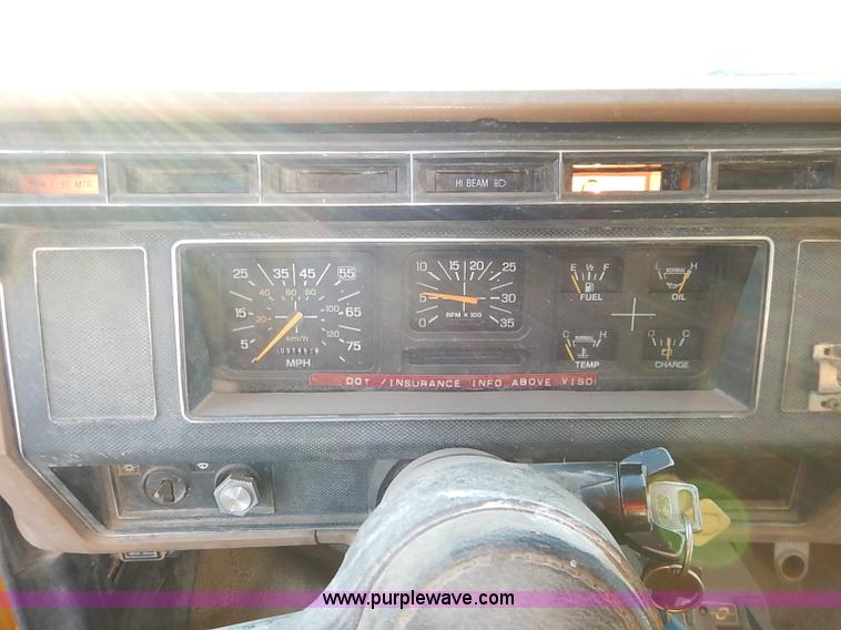 image for item I5235 1993 Ford F700 dump truck