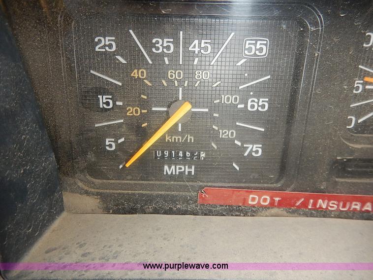 image for item I5235 1993 Ford F700 dump truck