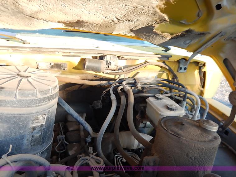 image for item I5235 1993 Ford F700 dump truck