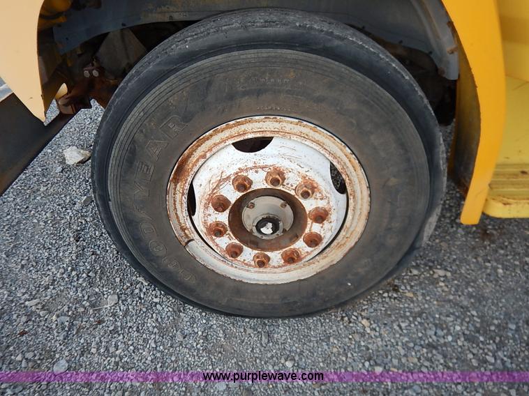 image for item I5235 1993 Ford F700 dump truck