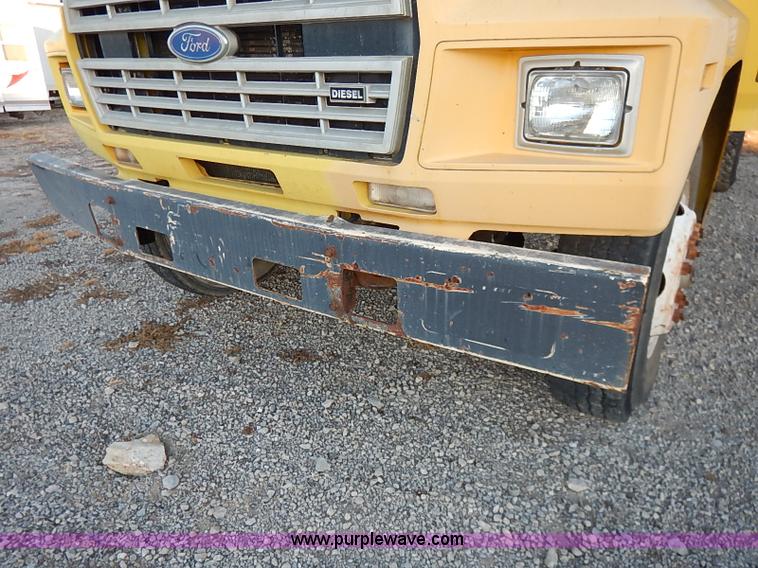 image for item I5235 1993 Ford F700 dump truck