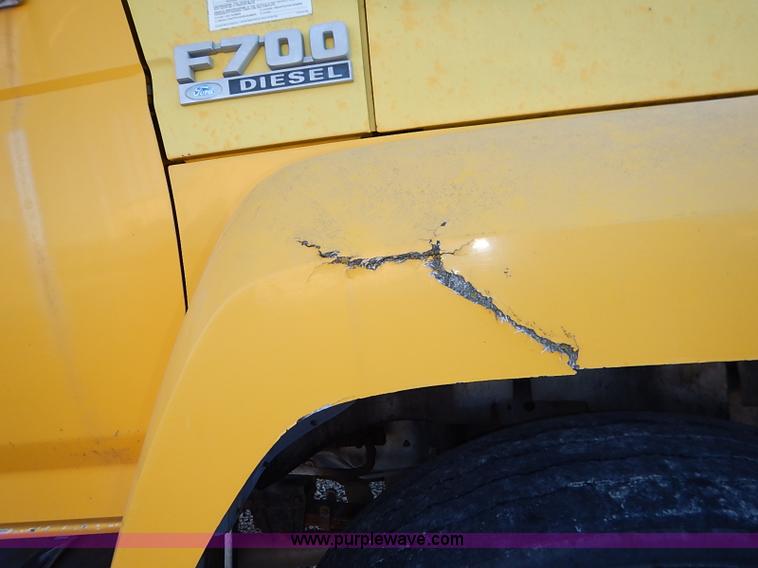 image for item I5235 1993 Ford F700 dump truck