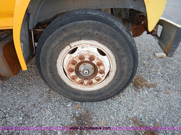 image for item I5235 1993 Ford F700 dump truck