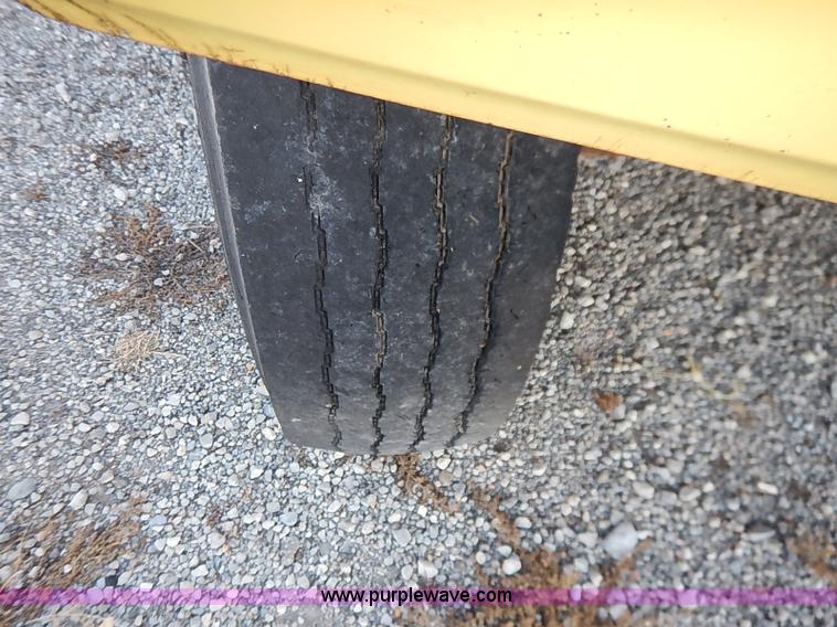 image for item I5235 1993 Ford F700 dump truck