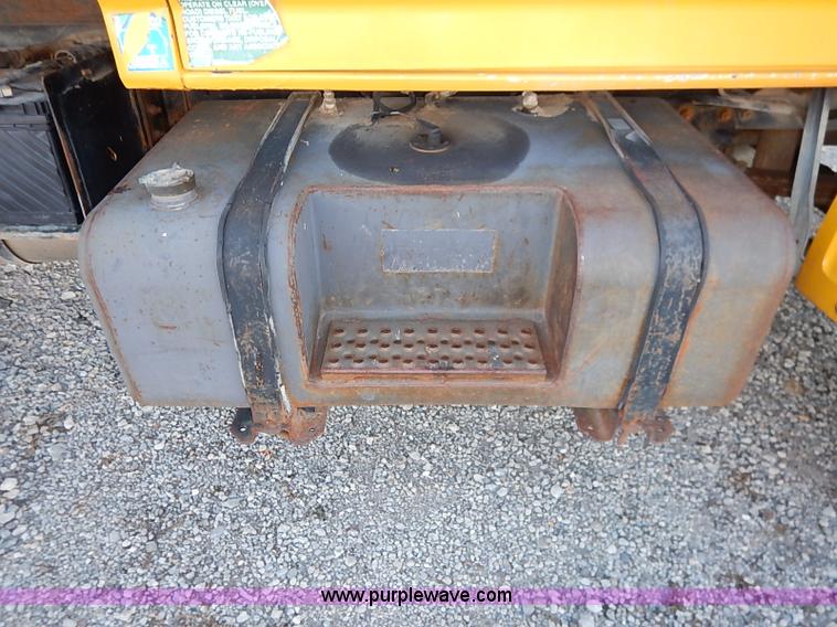 image for item I5235 1993 Ford F700 dump truck