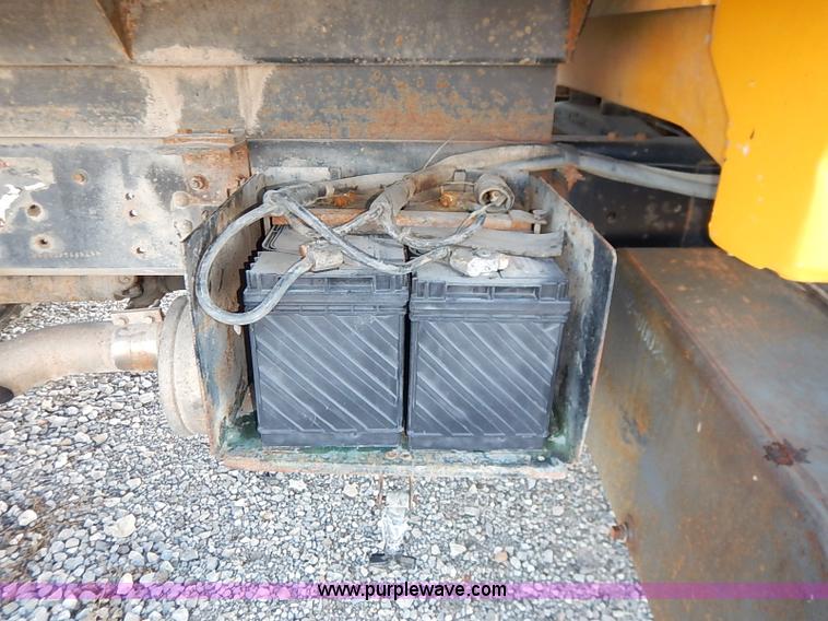 image for item I5235 1993 Ford F700 dump truck