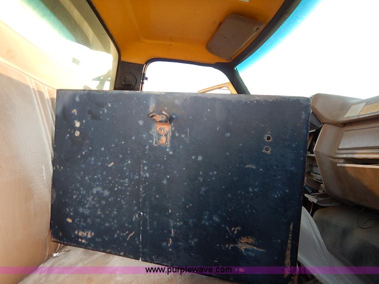 image for item I5235 1993 Ford F700 dump truck