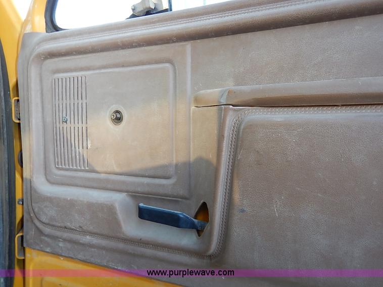 image for item I5235 1993 Ford F700 dump truck