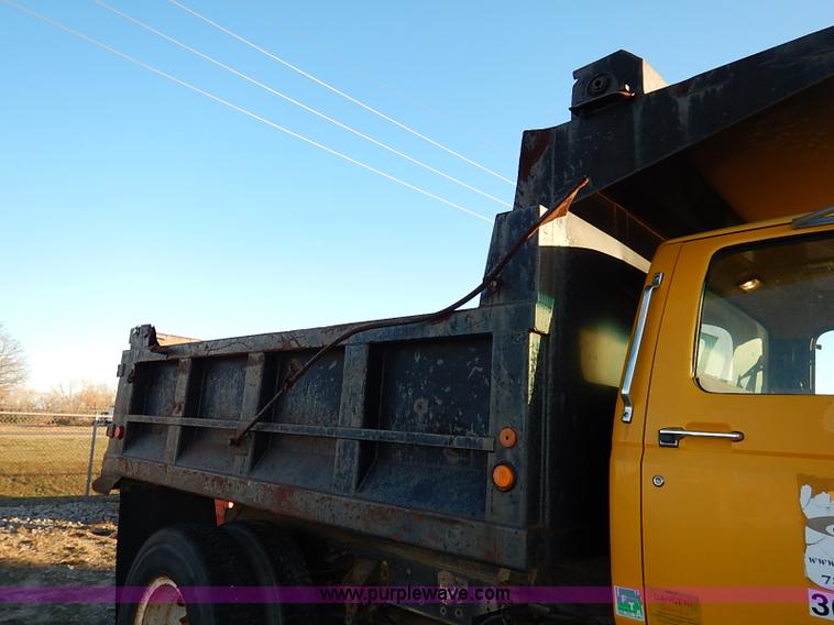 image for item I5235 1993 Ford F700 dump truck