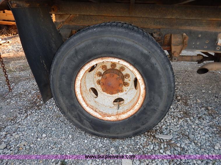 image for item I5235 1993 Ford F700 dump truck