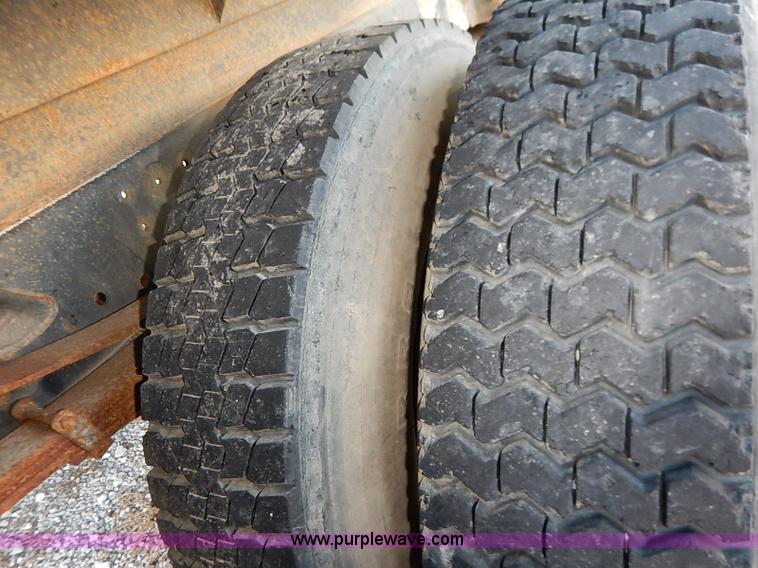 image for item I5235 1993 Ford F700 dump truck