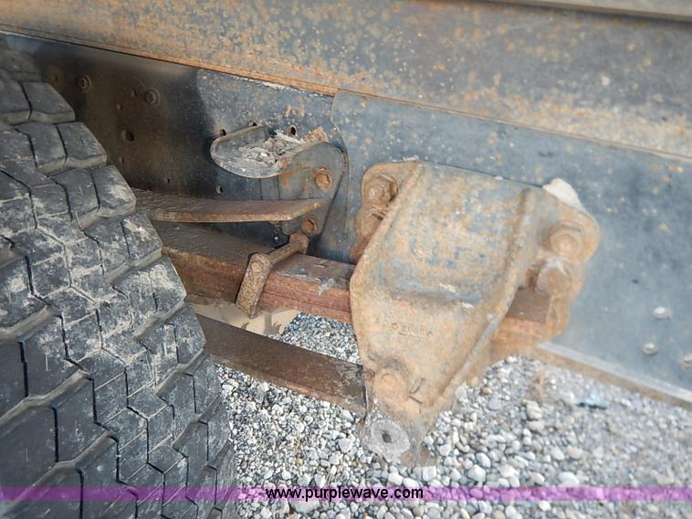 image for item I5235 1993 Ford F700 dump truck