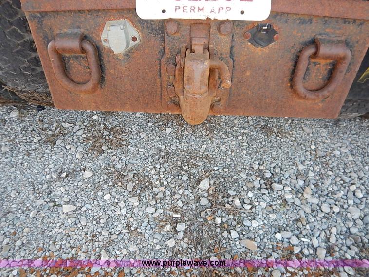 image for item I5235 1993 Ford F700 dump truck