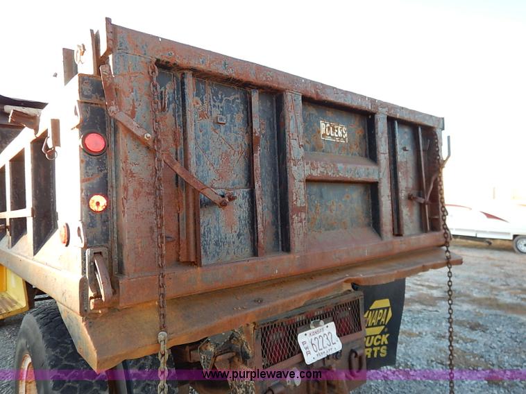 image for item I5235 1993 Ford F700 dump truck