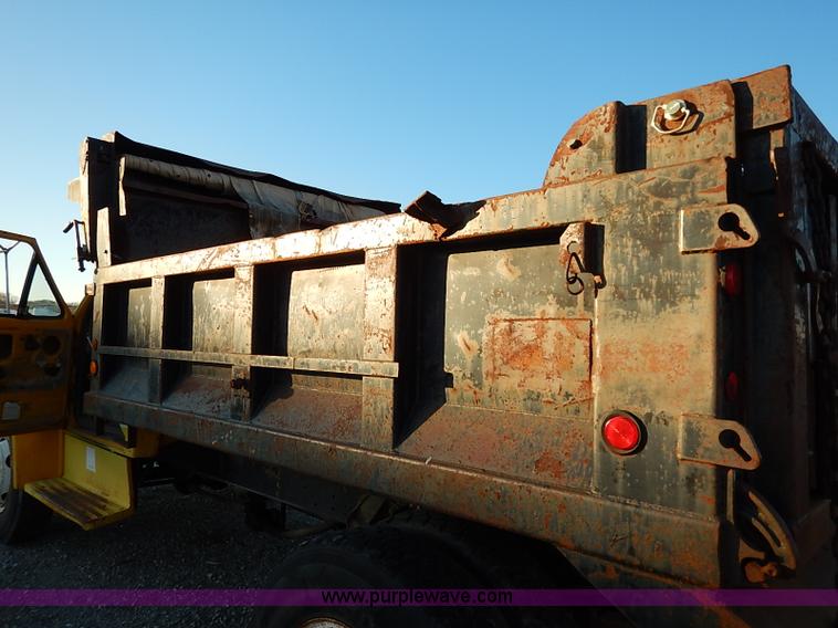 image for item I5235 1993 Ford F700 dump truck