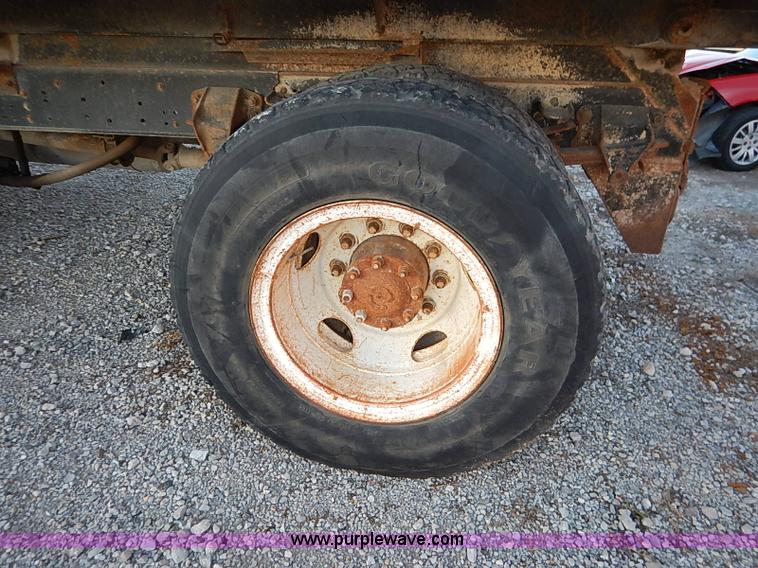 image for item I5235 1993 Ford F700 dump truck