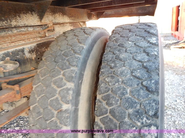 image for item I5235 1993 Ford F700 dump truck