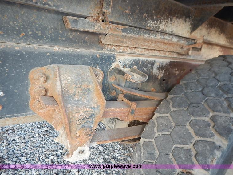 image for item I5235 1993 Ford F700 dump truck