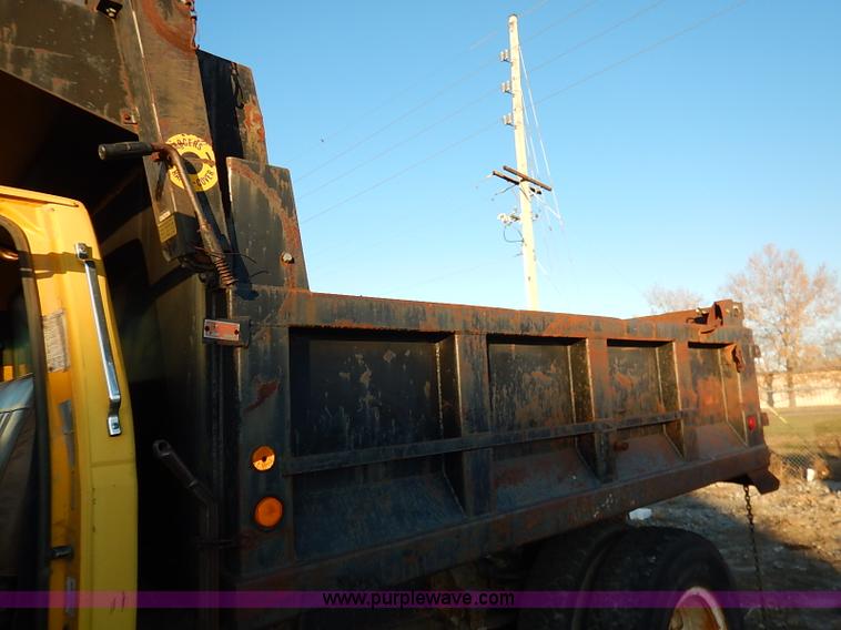 image for item I5235 1993 Ford F700 dump truck