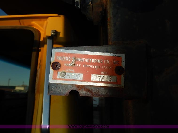 image for item I5235 1993 Ford F700 dump truck