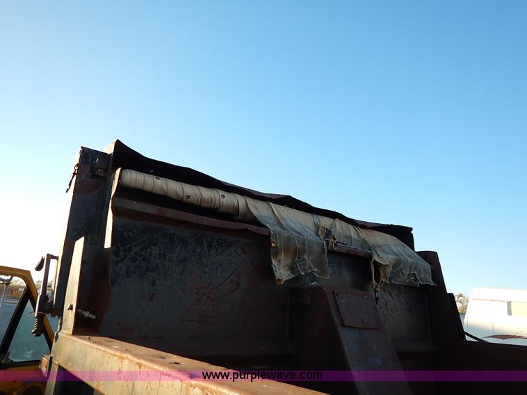 image for item I5235 1993 Ford F700 dump truck