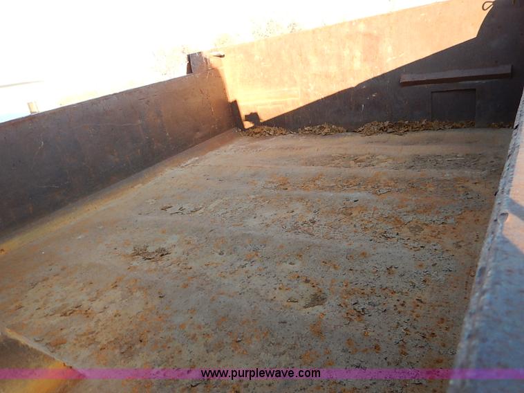 image for item I5235 1993 Ford F700 dump truck