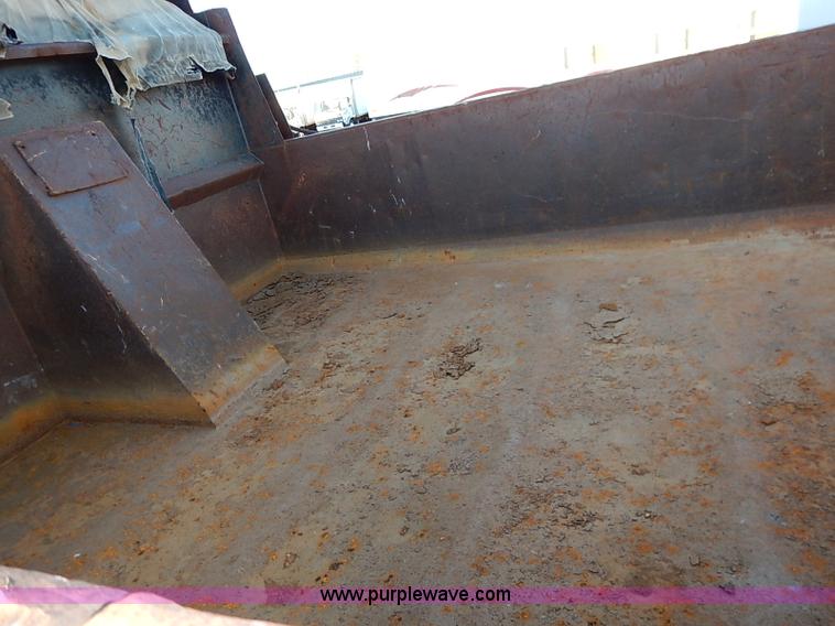 image for item I5235 1993 Ford F700 dump truck