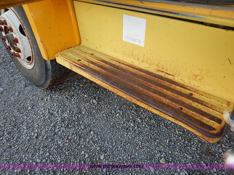 image for item I5235 1993 Ford F700 dump truck