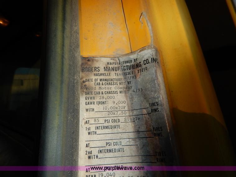 image for item I5235 1993 Ford F700 dump truck