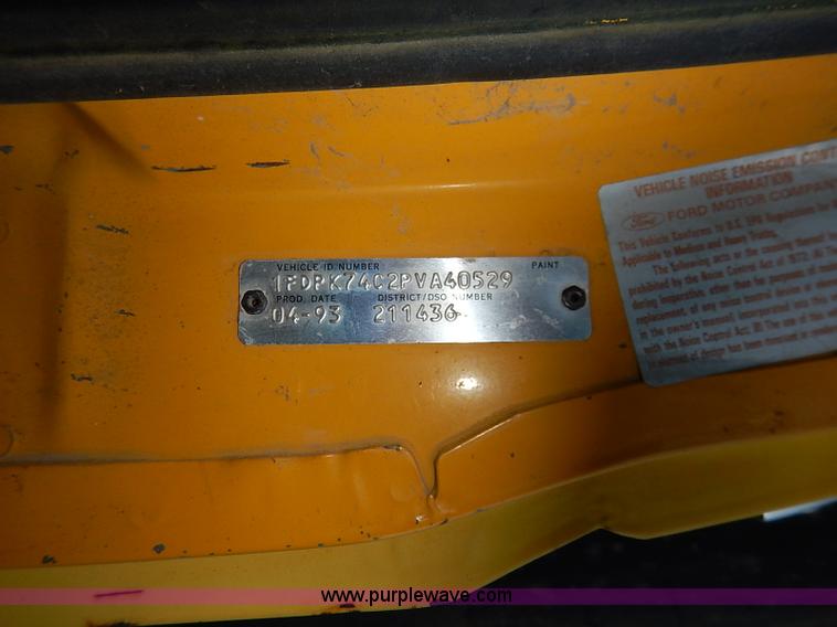 image for item I5235 1993 Ford F700 dump truck