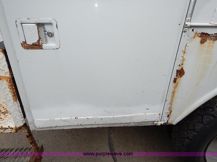 image for item I5243 2001 Ford F550 Super Duty XL bucket truck