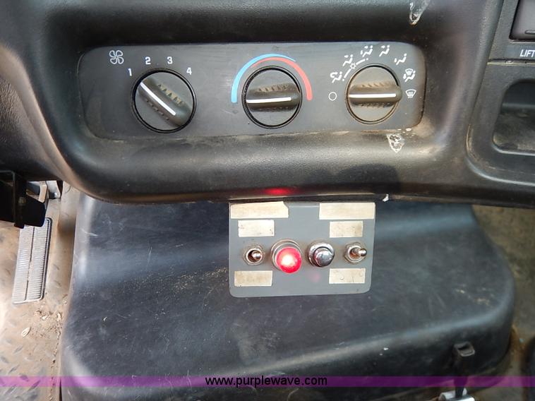 image for item I5261 2006 Chevrolet C6500 bucket truck