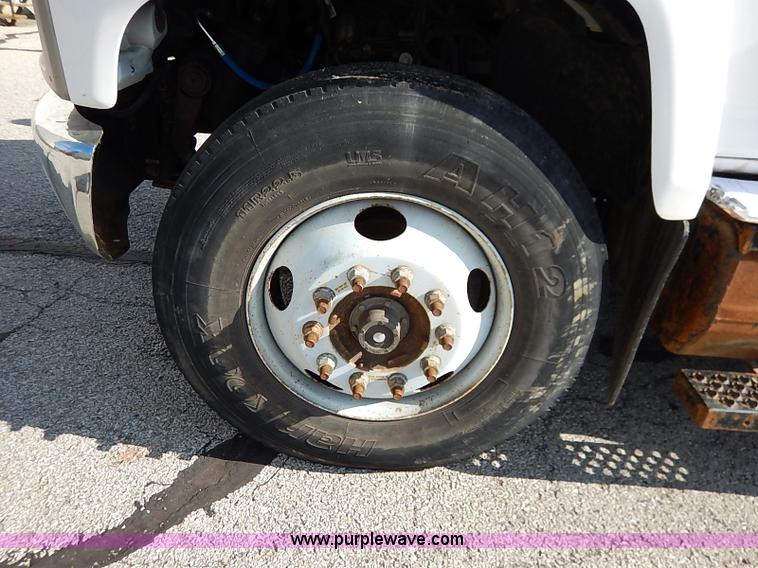 image for item I5261 2006 Chevrolet C6500 bucket truck