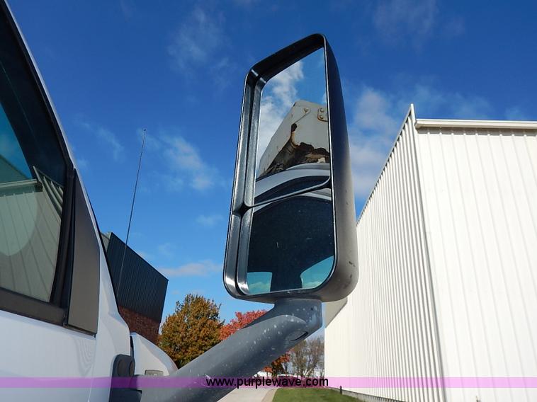 image for item I5261 2006 Chevrolet C6500 bucket truck