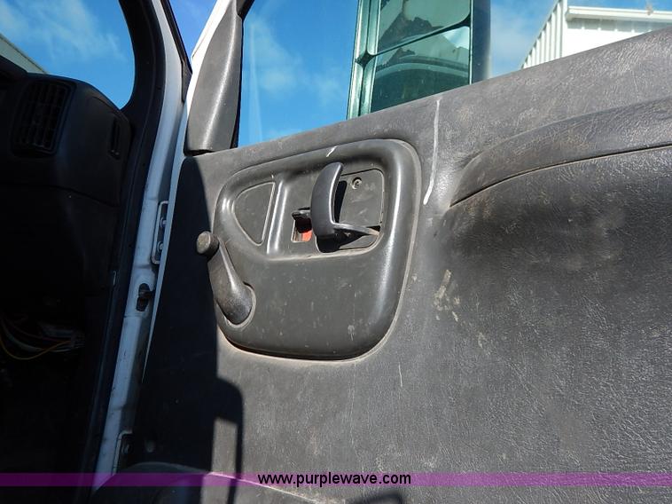 image for item I5261 2006 Chevrolet C6500 bucket truck