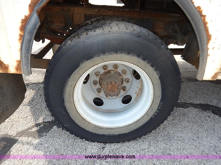 image for item I5261 2006 Chevrolet C6500 bucket truck