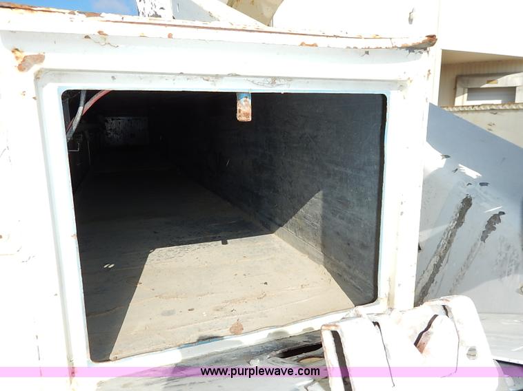 image for item I5261 2006 Chevrolet C6500 bucket truck