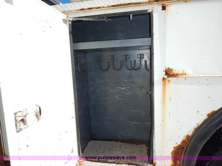 image for item I5261 2006 Chevrolet C6500 bucket truck