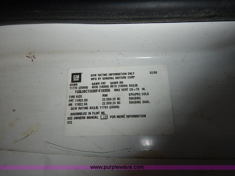 image for item I5261 2006 Chevrolet C6500 bucket truck