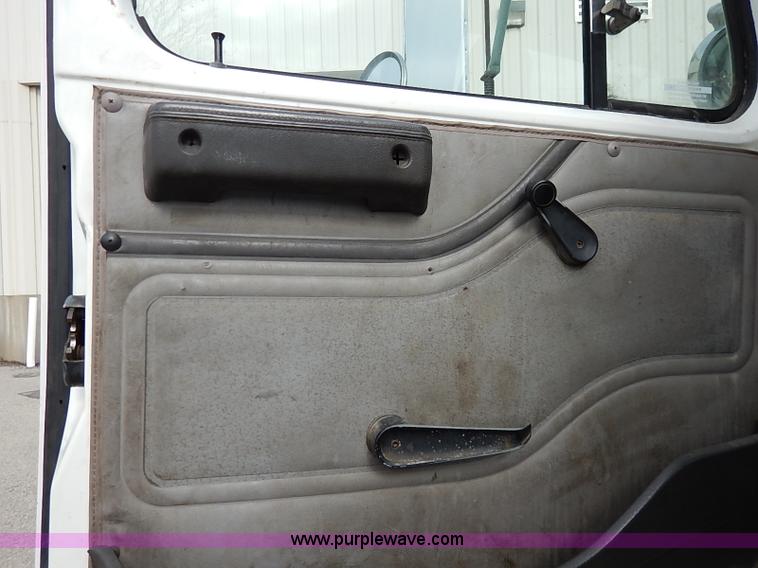 image for item I5270 1997 International 4700 service truck