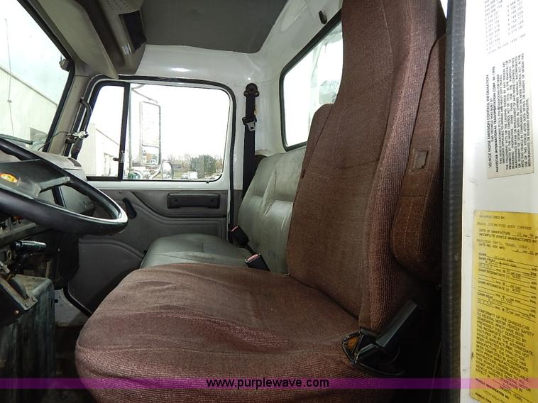 image for item I5270 1997 International 4700 service truck