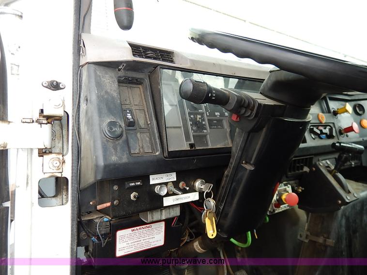 image for item I5270 1997 International 4700 service truck