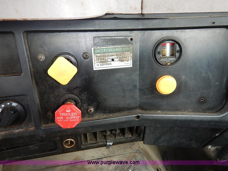 image for item I5270 1997 International 4700 service truck