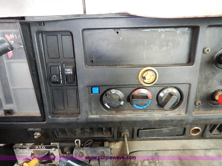 image for item I5270 1997 International 4700 service truck