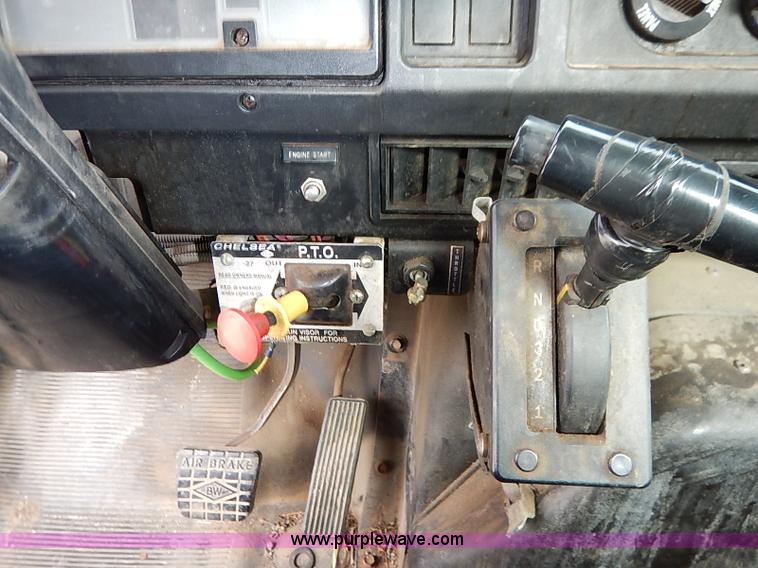 image for item I5270 1997 International 4700 service truck