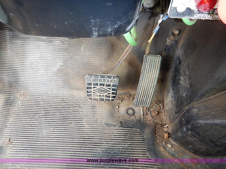 image for item I5270 1997 International 4700 service truck