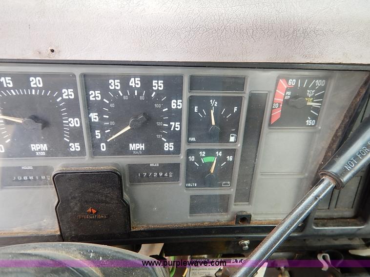 image for item I5270 1997 International 4700 service truck