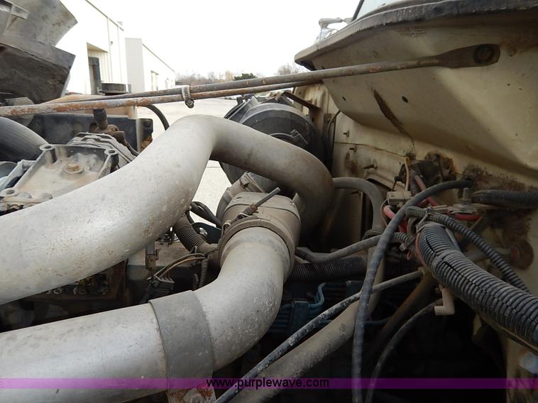 image for item I5270 1997 International 4700 service truck